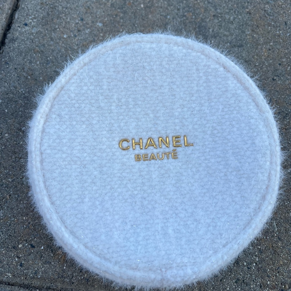Auth. CHANEL Beauté White and Gold Round Accessory round make up bag NEW
